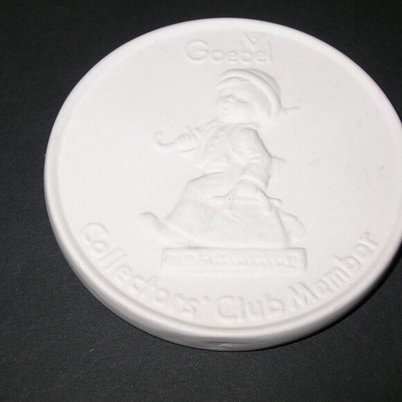 Goebel Collectors' Club Member Plate Plaque White "Merry Wanderer" 1980 - 4" - Picture 2 of 6